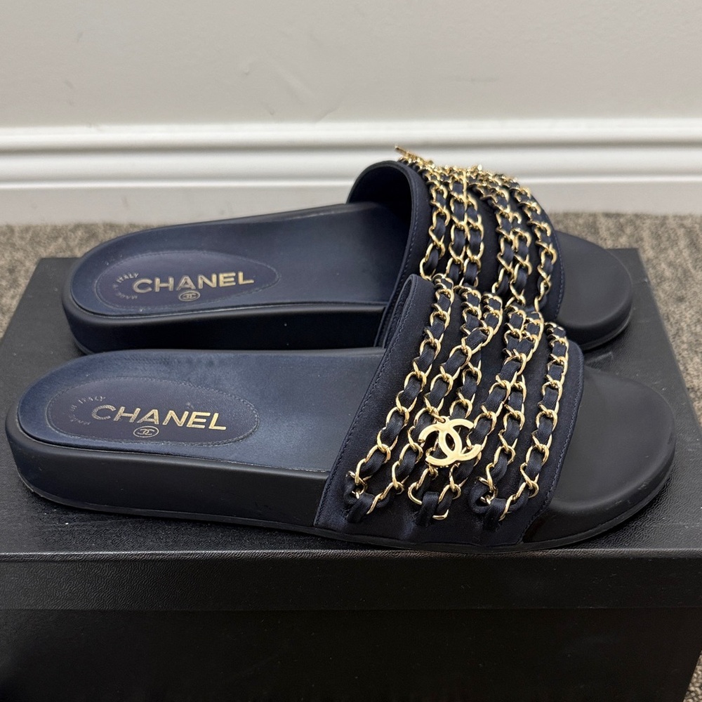 CHANEL Navy Leather Chain-Trim Slide Mules with Gold CC size 39